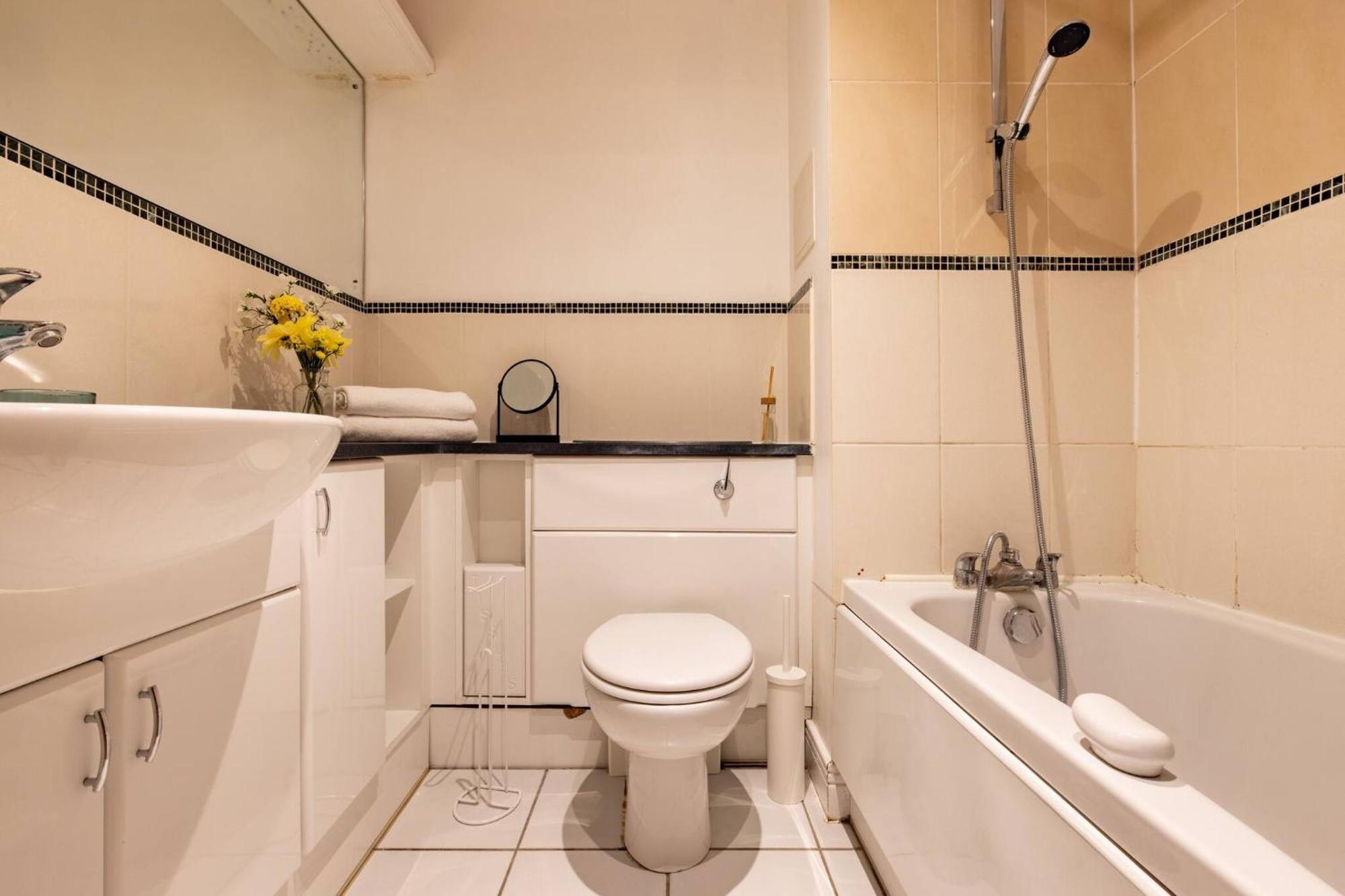 Wild Roses Service Apartments - East India 伦敦 外观 照片